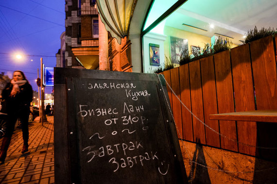 На Невском и других центральных магистралях Петербурга сейчас открываются булочные, кондитерские, фастфуды, небольшие и недорогие общепиты площадью до 100 кв. м