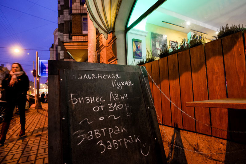 На Невском и других центральных магистралях Петербурга сейчас открываются булочные, кондитерские, фастфуды, небольшие и недорогие общепиты площадью до 100 кв. м