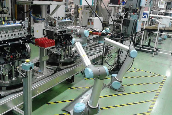 Роботы датской компании Universal Robots на заводе Renault во французском Клеоне способны выполнять тонкую работу, например закручивать винты в двигателях