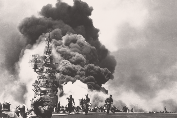 11 мая 1945 г. два японских камикадзе атаковали американcкий авианосец