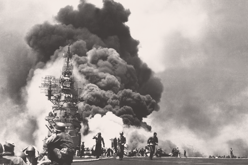 11 мая 1945 г. два японских камикадзе атаковали американcкий авианосец