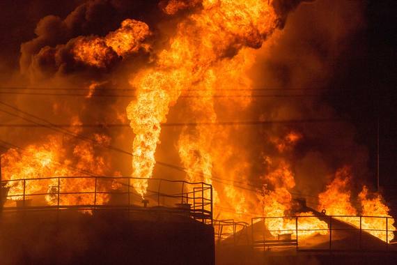 В Киеве с понедельника горит нефтебаза ООО «Побутрембудматериали»