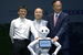 Основатель Softbank Масайоси Сон (в центре), основатель Alibaba Джек Ма (слева) и гендиректор Foxconn Терри Гоу позируют перед фотографами вместе с роботом Pepper