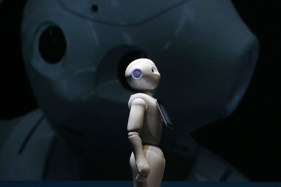 Робот Pepper может определять эмоции и реагировать на них