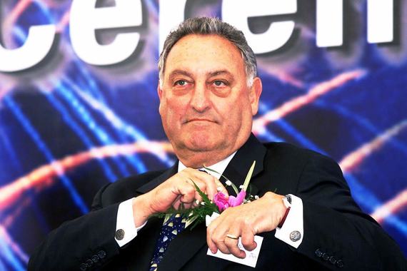 Когда Сэнди Вайлл (на фото) создавал Citigroup, его топ-менеджеры брали на себя обязательство не продавать принадлежащие им акции Citi вплоть до отставки