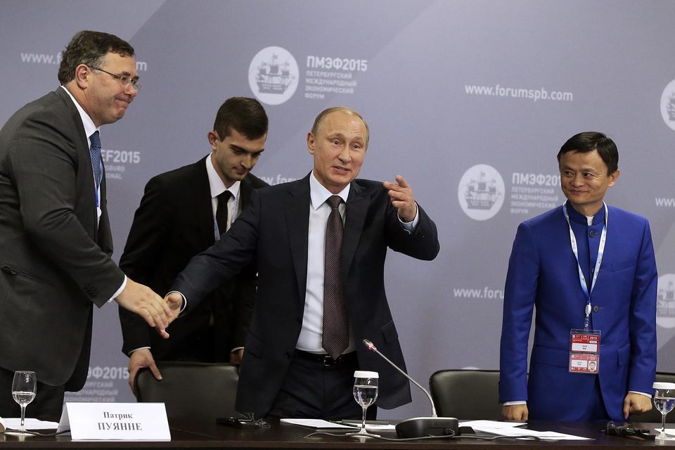 Гендиректор Total Патрик Пуянне, президент России Владимир Путин и основатель Alibaba Group Джек Ма