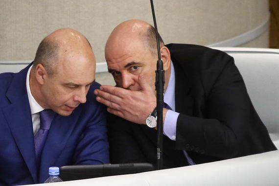 Минфин (министр Антон Силуанов слева) готов слушать информацию о контролируемых сделках только от центрального аппарата ФНС (руководитель службы Михаил Мишустин справа)