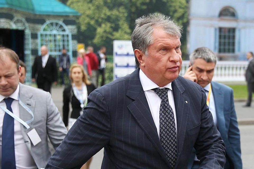 Финансовое положение «Роснефти» стабильно, заверил Сечин