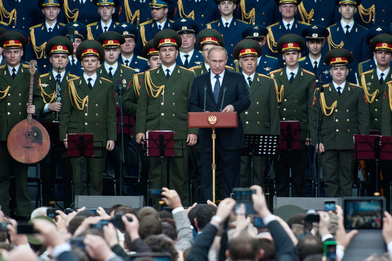 Выступая недавно на форуме «Армия-2015», Путин сказал, что до конца года на вооружение российских ядерных сил поступят более 40 новых межконтинентальных баллистических ракет