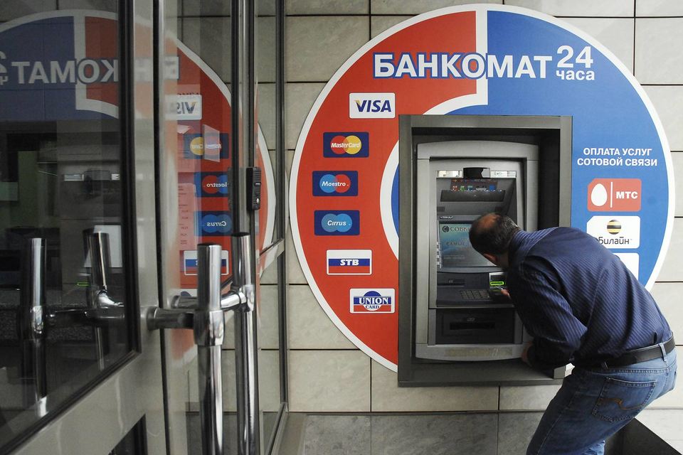 Банкиры просят клиентов внимательно осмотреть банкомат, прежде чем ввести ПИН-код