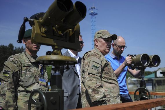 Украина не в состоянии и дальше обслуживать накопленные за последние три года долги, заявил премьер-министр Украины Арсений Яценюк (справа)