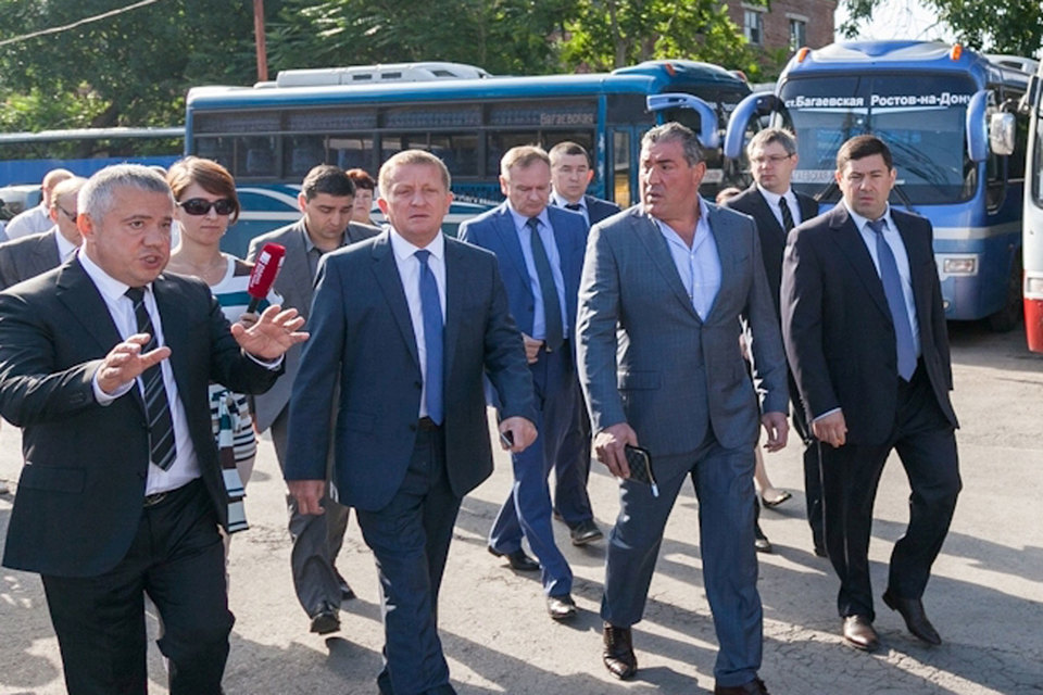 Сити-менеджер Ростова Сергей Горбань (второй слева) одобряет проект Рафаэля Самургашева (третий слева)