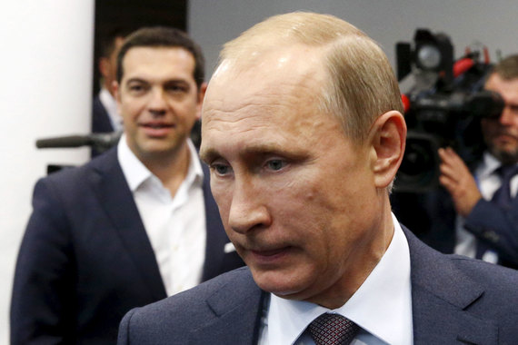 Владимир Путин и Алексис Ципрас (слева) надеются на помощь друг друга в противостоянии с Евросоюзом
