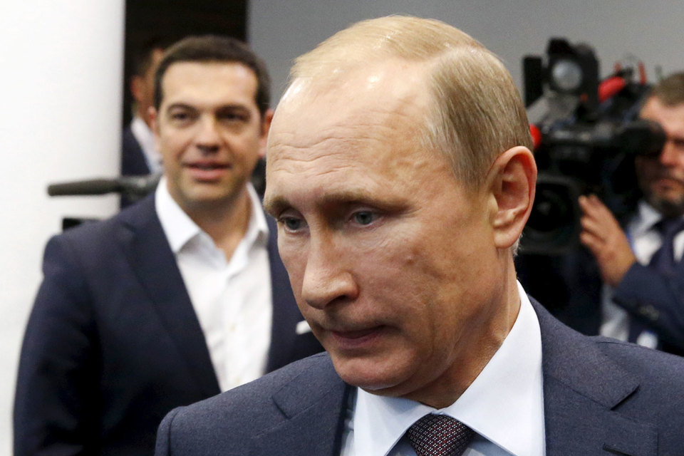 Владимир Путин и Алексис Ципрас (слева) надеются на помощь друг друга в противостоянии с Евросоюзом
