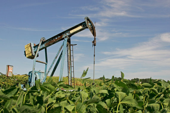 Рубль продолжает падать после обвала цен на нефть