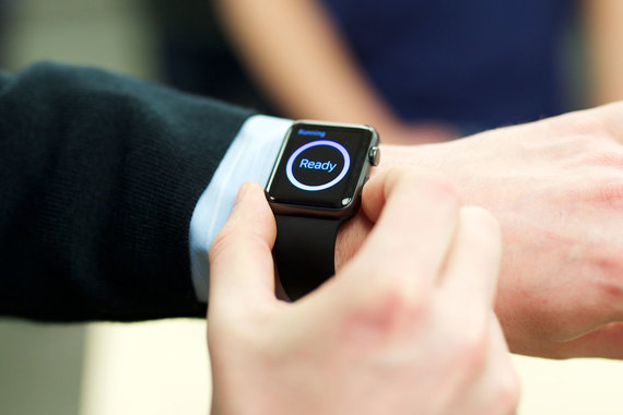 Продажи умных часов от Apple стартовали в конце апреля 2015 г. в США, Великобритании, Австралии, Канаде, Китае, Франции, Германии, Гонконге и Японии