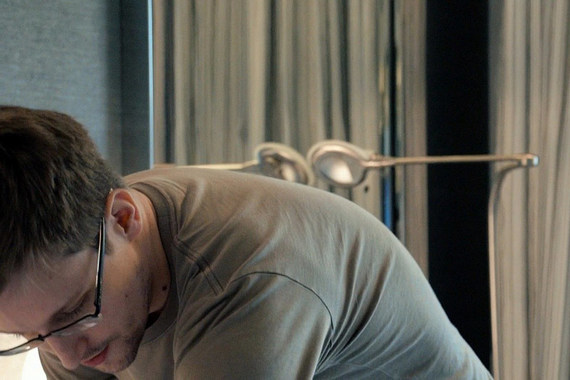 Citizenfour трудно назвать портретом Эдварда Сноудена: о герое мы не узнаем почти ничего