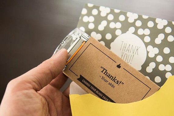 Dollar Shave Club каждый месяц рассылает подписчикам сменные лезвия для бритв от независимых производителей