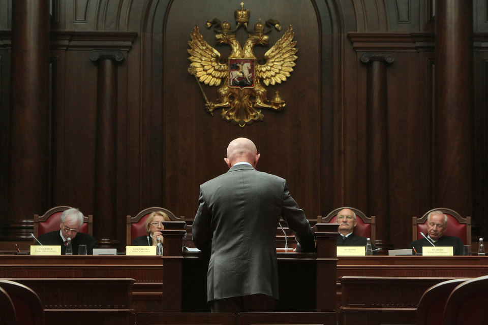 Конституционный судья Сергей Маврин (второй справа) заверил, что речь идет о конфликте толкований, а не о конфликте Конституции и Европейской конвенции о защите прав человека и основных свобод