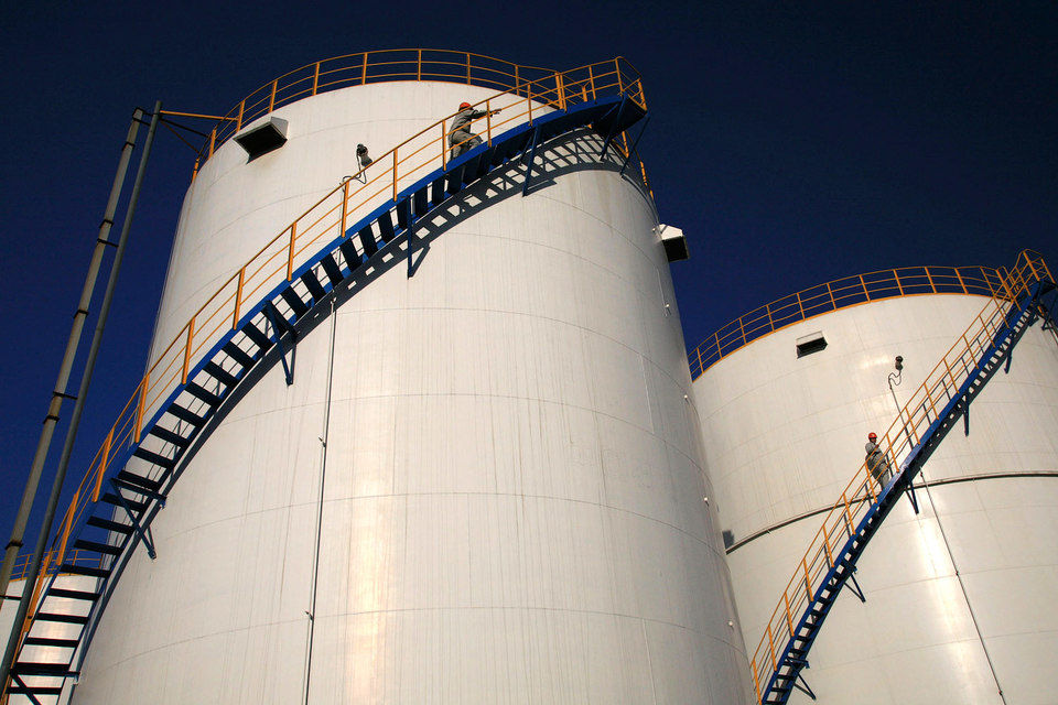 Азиатские покупатели стали определять условия поставок нефти, закупая больше сырья на спотовом рынке, а не по долгосрочным контрактам