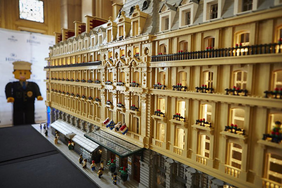 Гости отеля смогут сами собрать достопримечательности Парижа из Lego, все остальные - увидеть их на выставке