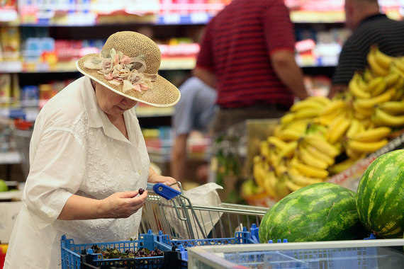 Из-за роста цен на еду многие люди вынуждены покупать меньше продуктов