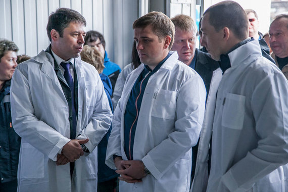 Руководитель федерального агентство по рыболовству Илья Шестаков (в центре) на открытии цеха