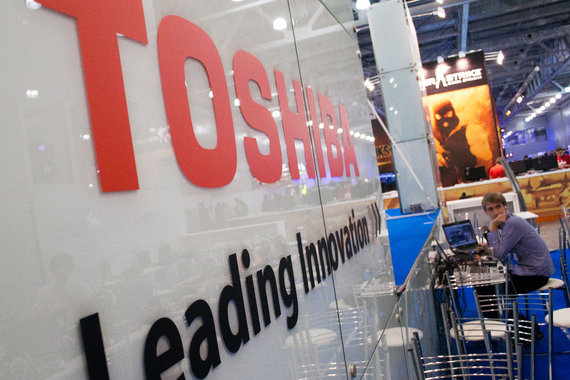 Чтобы компенсировать полученные убытки, Toshiba, вероятно, придется продать часть бизнеса, пишет японское издание Nikkei