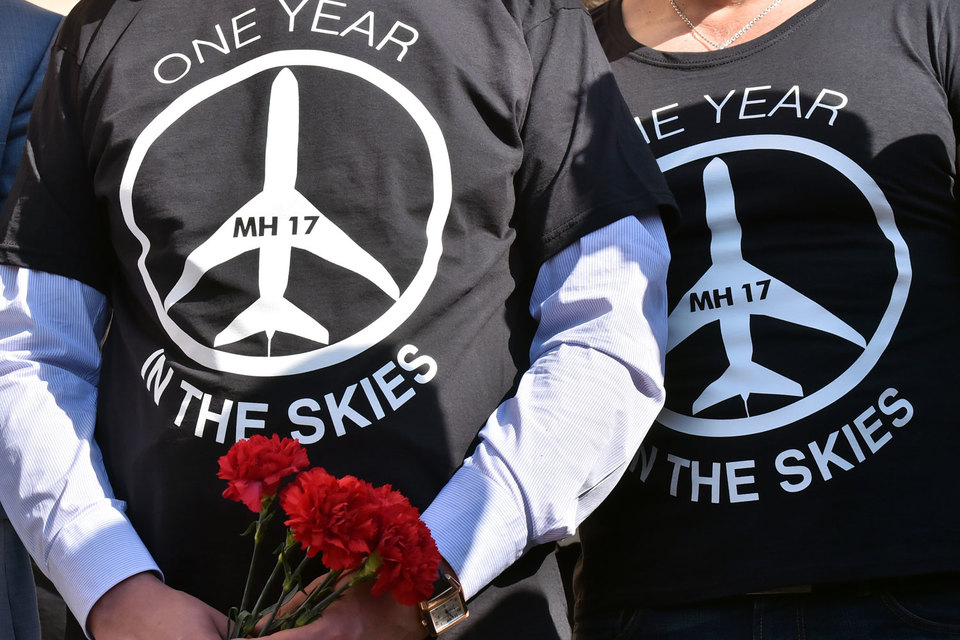 С момента гибели MH17 прошел год, но официальная причина катастрофы не установлена