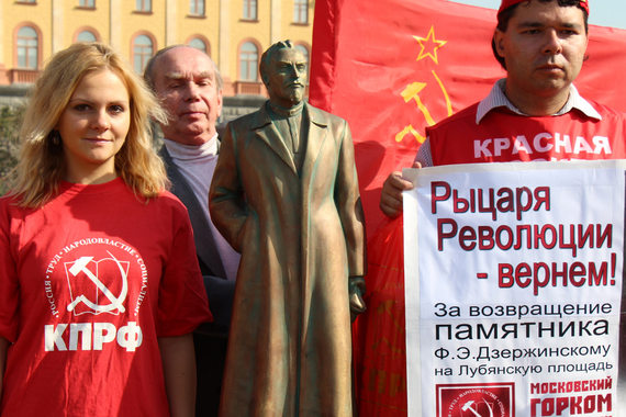 Коммунисты предлагали поставить перед москвичами три вопроса: о реформе здравоохранения, образования и о памятнике Дзержинскому
