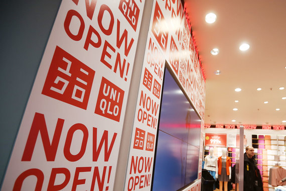Uniqlo разрабатывает, производит и продает повседневную одежду для мужчин, женщин и детей