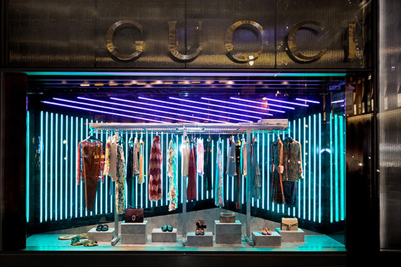 Появление в продаже первой коллекции Алессандро Микеле для Gucci в марке отметили арт-витринами