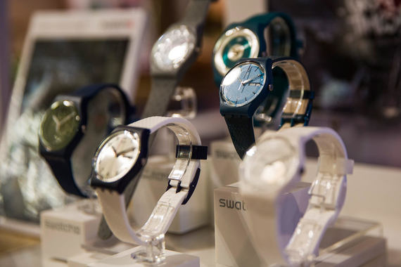 В осенне-зимней коллекции часов Swatch есть яркие модели и часы классического дизайна