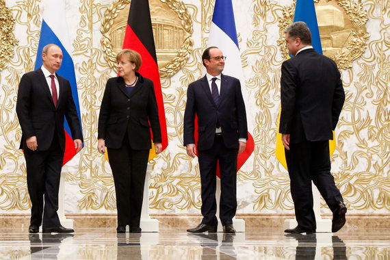 Президент России Владимир Путин, канцлер Германии Ангела Меркель, президент Франции Франсуа Олланд и президент Украины Петр Порошенко (слева направо) на церемонии фотографирования во время переговоров в «нормандском формате» по урегулированию кризиса на юго-востоке Украины в феврале 2015 г.