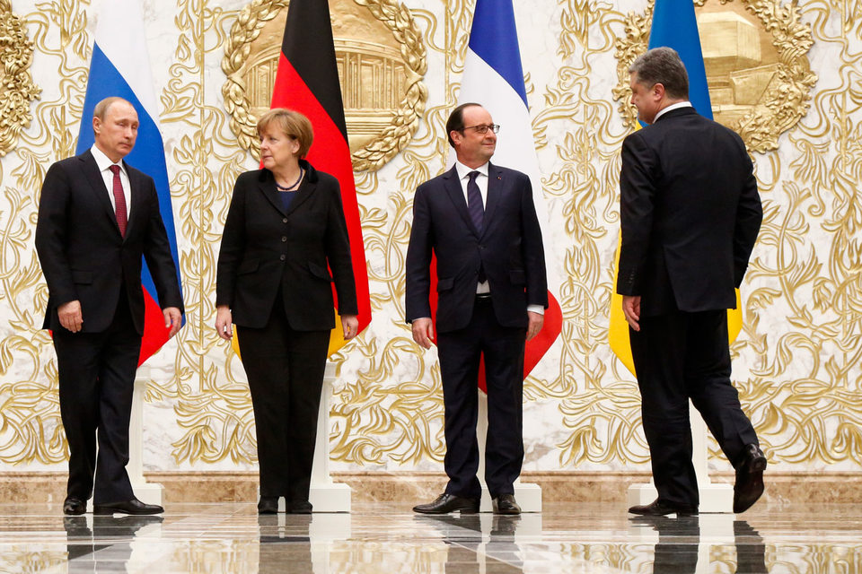 Президент России Владимир Путин, канцлер Германии Ангела Меркель, президент Франции Франсуа Олланд и президент Украины Петр Порошенко (слева направо) на церемонии фотографирования во время переговоров в «нормандском формате» по урегулированию кризиса на юго-востоке Украины в феврале 2015 г.