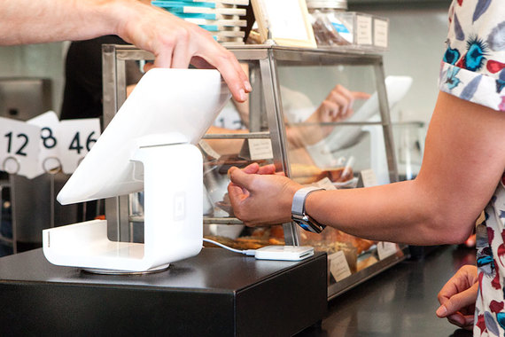 Square предлагает клиентам устройства для оплаты и взимает с них по 2,75% стоимости каждой транзакции