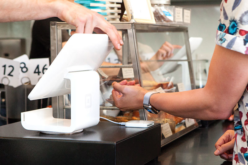 Square предлагает клиентам устройства для оплаты и взимает с них по 2,75% стоимости каждой транзакции