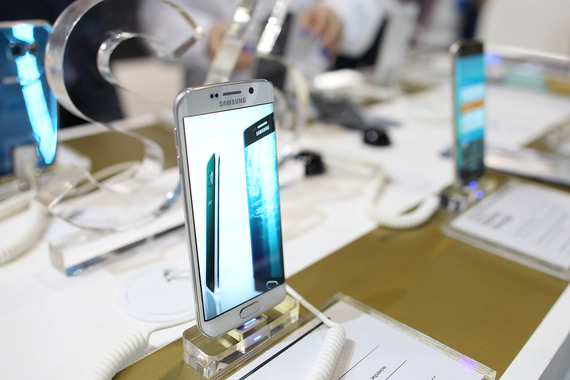 Samsung собирается выпустить увеличенную версию флагманского смартфона Galaxy S6 Edge