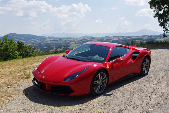 Вот он, феномен Ferrari: в эффектную обертку дорогой игрушки итальянцы заворачивают кусочек чистого автоспорта, способного навсегда поменять представление о пределах скорости и возможностях машины