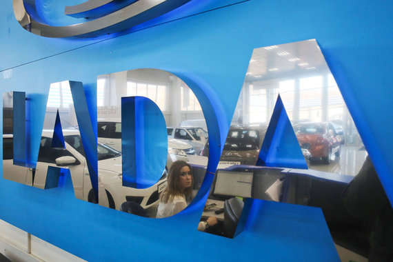 Сейчас Lada Granta, самая популярная модель на российском рынке, стоит от 332 000 руб., указано на сайте компании