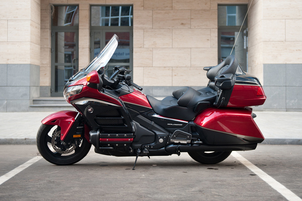 Дизайнеры Honda похоже считают, что лучшее – враг хорошего. Последние пятнадцать лет экстерьер мотоцикла менялся косметически. Но в целом все то же: основательность, тяжеловесность, мощь