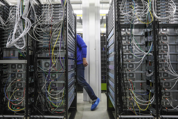 Поправки в закон о персональных данных требуют с 1 сентября 2015 г. хранить и обрабатывать персональные данные россиян в России