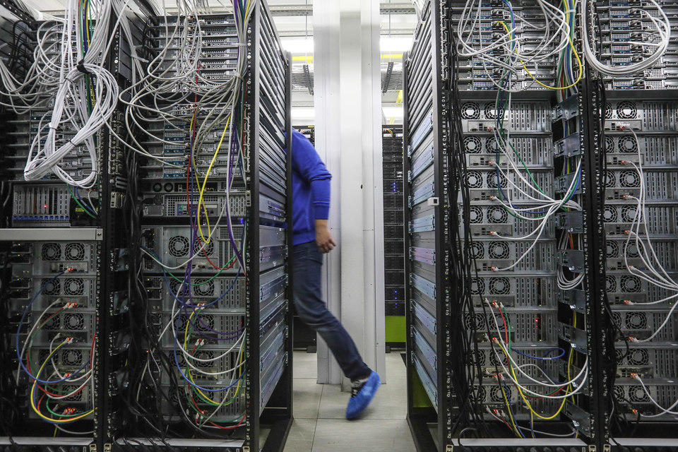 Поправки в закон о персональных данных требуют с 1 сентября 2015 г. хранить и обрабатывать персональные данные россиян в России