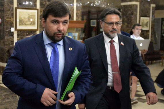Заместитель председателя Народного Совета Донецкой Народной Республики Денис Пушилин и представитель Луганской Народной Республики Владислав Дейнего