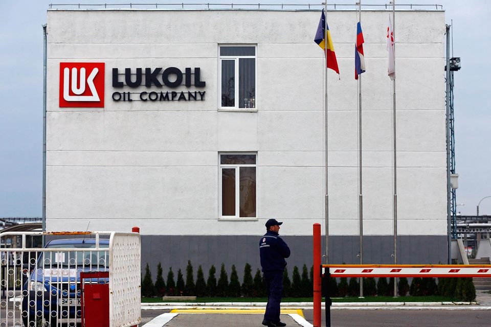 «Лукойл» даже под давлением не продаст свой НПЗ в Румынии дешево, считают эксперты
