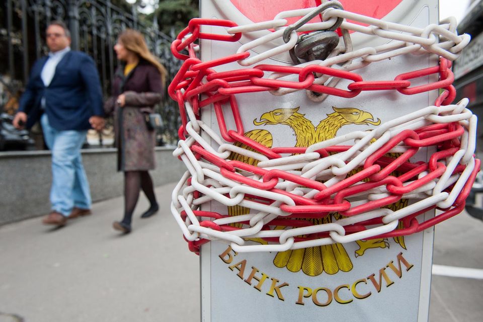 В пресс-релизах ЦБ объясняется, что эти два фонда нарушали требования в части распоряжения средствами пенсионных накоплений, а также не исполняли предписания Банка России