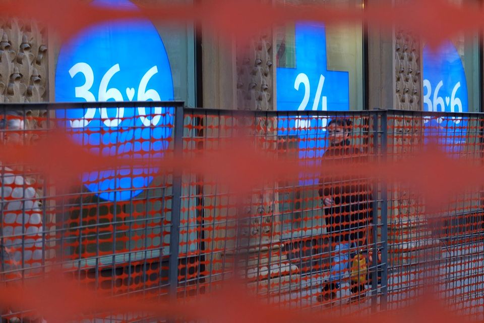 В сообщении Банка России причина приостановки допэмиссии не называется
