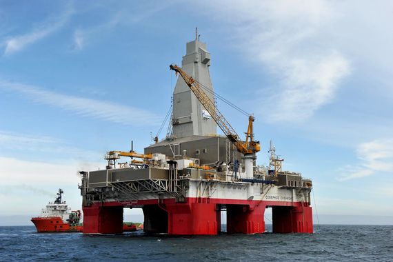 Южно-Киринское входит в проект «Газпрома» «Сахалин-3» (на фото полупогруженная плавучая буровая установка «Северное сияние» на Южно-Киринском месторождении)
