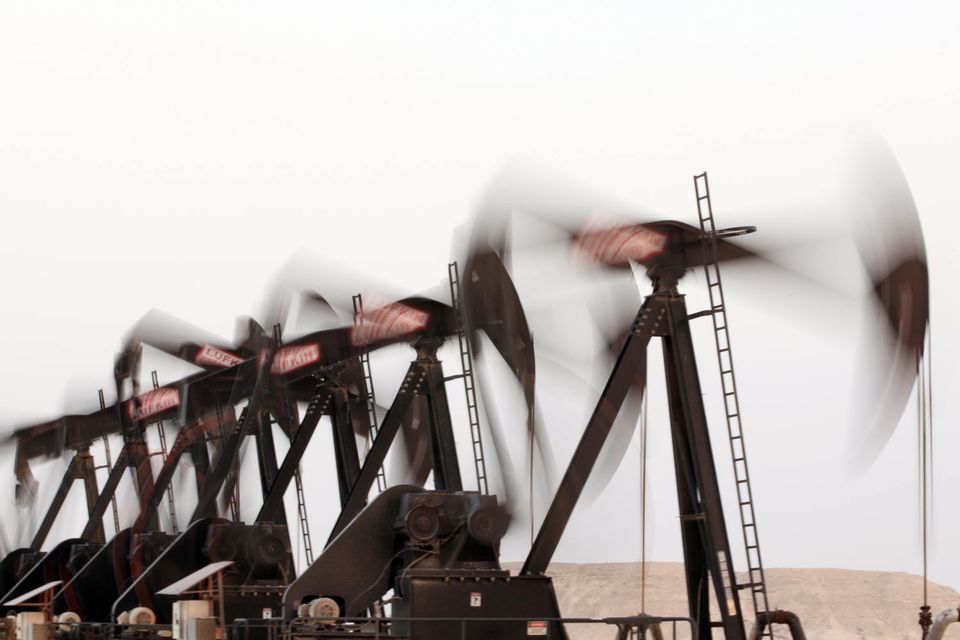 По оценкам экономистов, американским нефтяникам необходимо сократить добычу минимум на 500 000 баррелей в день, чтобы исчез избыток предложения