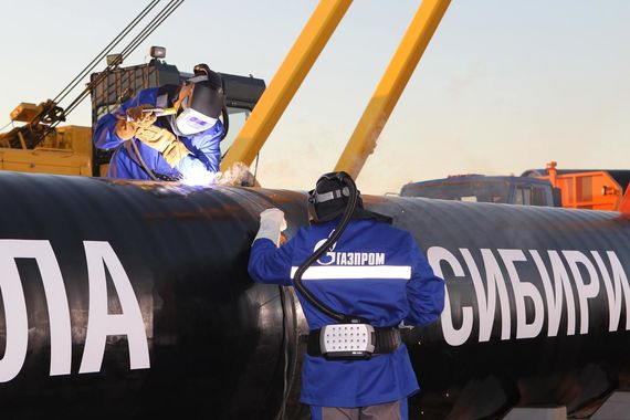 30-летний контракт на поставку в Китай до 38 млрд куб. м газа в год по «Силе Сибири» «Газпром» и CNPC подписали еще в мае 2014 г. Но в силу он вступил только 13 мая 2015 г.